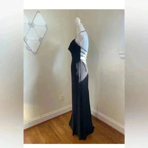Mac Duggal  Long Black Gown Size 6 - Picture 5 of 9